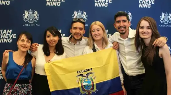Requisitos para que ecuatorianos puedan postular a las becas Fundación Carolina 2026.
