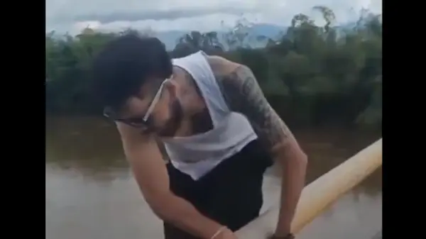 Video | Influencer muere tras saltar desde un puente