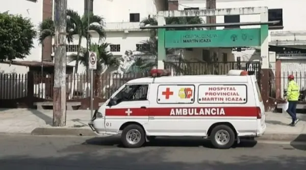 En un intento desesperado por salvarle la vida se lo llevó de urgencia al Hospital Martín Icaza