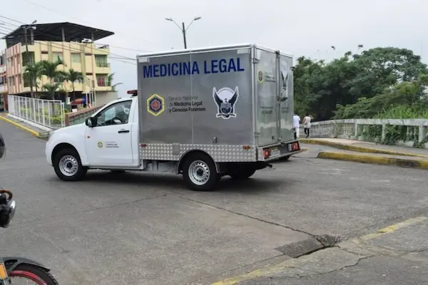 Tras comprobarse su muerte el carro de Medicina Legal hizo su frío trabajo