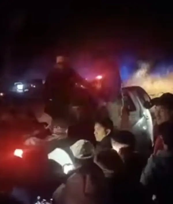 Decenas de curiosos complicaban la tarea de los rescatistas