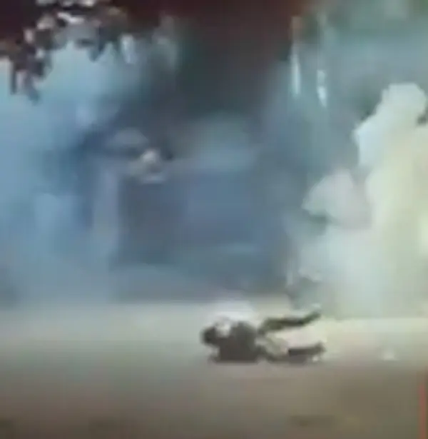 Video | Joven muere al correr con pirotecnia en las manos