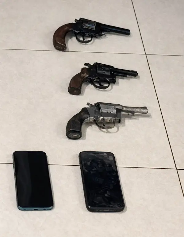 Armas y municiones incautadas durante el operativo