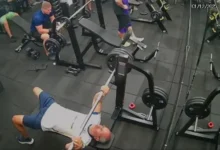 Video | Hombre de 55 años muere en gimnasio tras caerle una barra de pesas