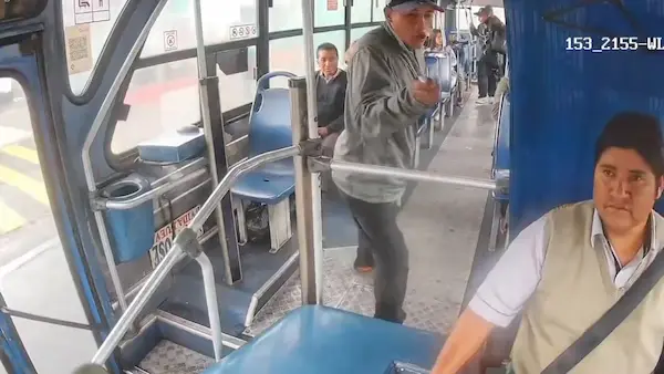 Video | Asalto con cuchillos a pasajeros de bus en el sur de Quito