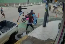 Video | Ladrón intenta robar a una mujer y recibe brutal golpiza