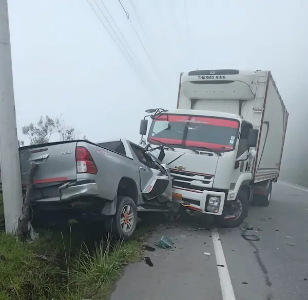 Literalmente, el poste impidió que los vehículos se precipiten 