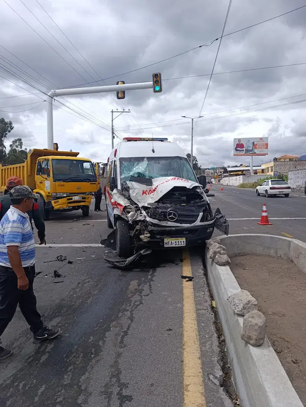 Ambulancia del MSP chocó y dejó 3 heridos en Guano