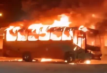 Carro con 25 pasajeros se incendia en la carretera
