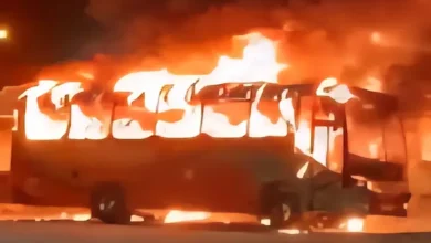 Carro con 25 pasajeros se incendia en la carretera
