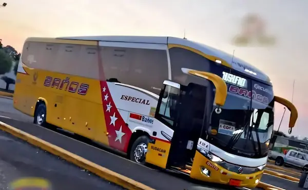 La unidad 121, de la Cooperativa de Transportes Baños, que tiene un valor aproximado de USD 270.000, quedó reducida a chatarra inservible