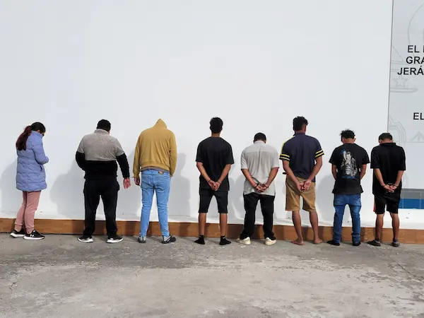 8 de las 12 personas que fueron aprehendidas en e allanamientos en Riobamba