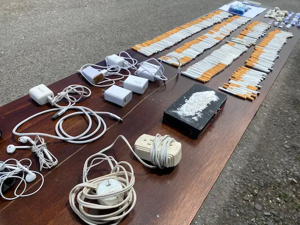 La ciudadanía se cuestiona cómo es que siguen ingresando objetos y droga al recinto carcelario