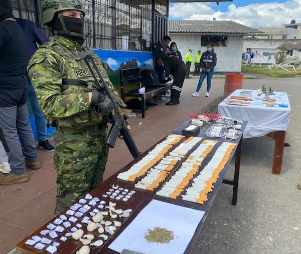 Los artículos y sustancias prohibidas fueron expuestas tras su decomiso