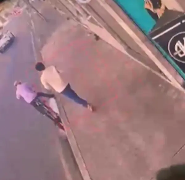 Video | 2 sujetos roban prendas y huyen en bicicleta en Riobamba