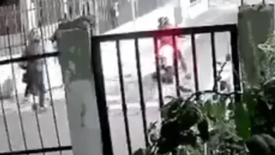 Video | Delincuentes en moto roban a 2 personas en Latacunga