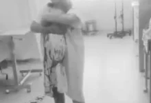 Video | Mujer da a luz sola en el pasillo de hospital