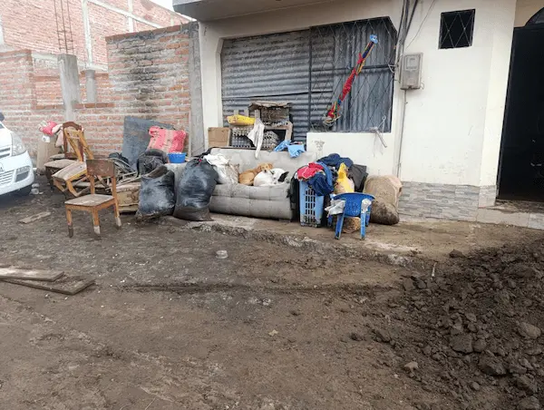 En la otra casa, tuvieron que sacar los muebles a la acera.