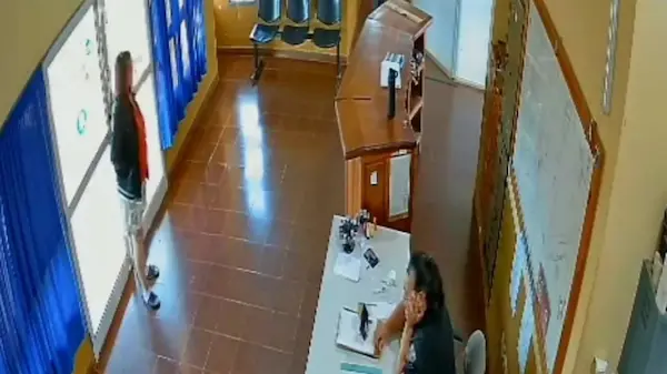 Mujer antes de suicidarse 