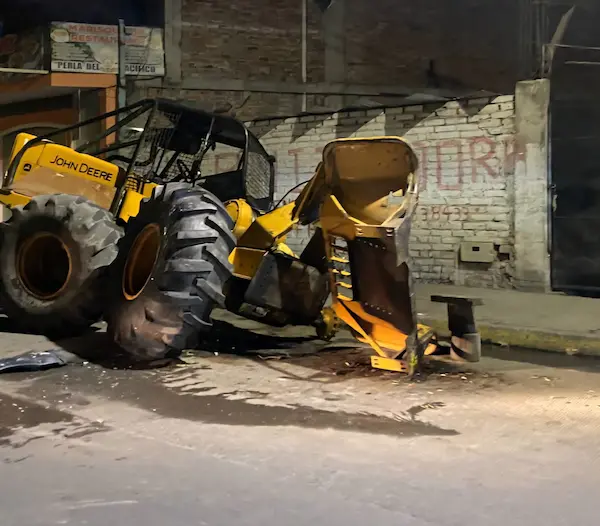 Estado en el que quedó el tractor tras el violento impacto