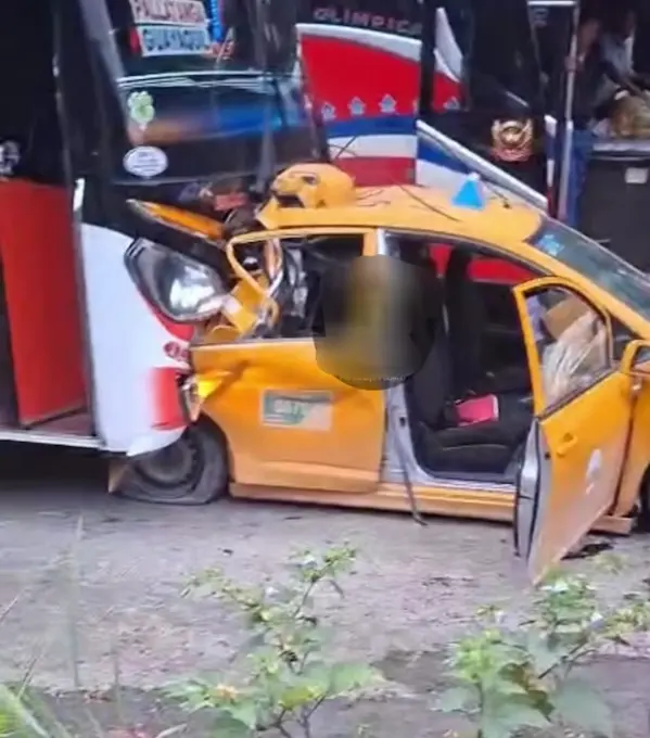 Así quedaron el taxi y el autobús de pasajeros