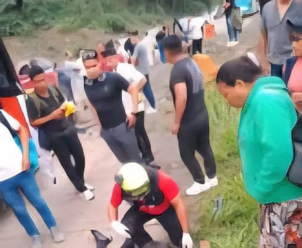 Bus de pasajeros y un taxi chocaron en Cumandá