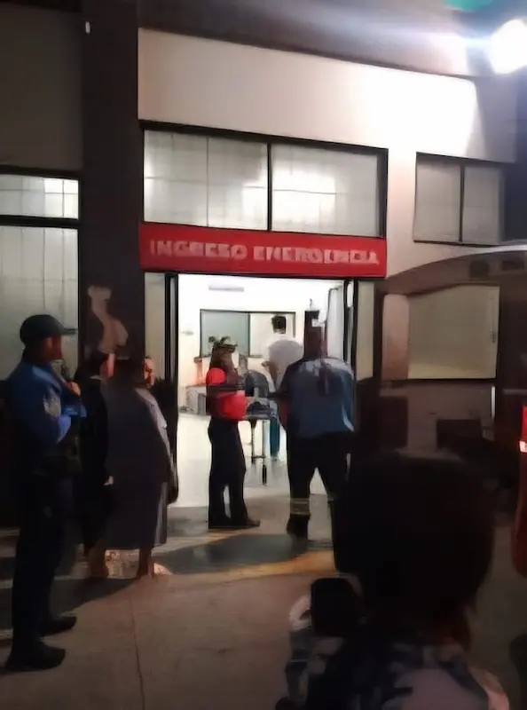 Minutos de gran tensión y nerviosismo se vivieron en los exteriores de la casa de salud, protagonizados por los familiares de los heridos