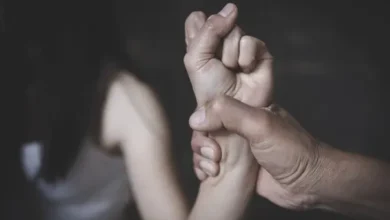 Mujer tiene relaciones con compañera de su hija