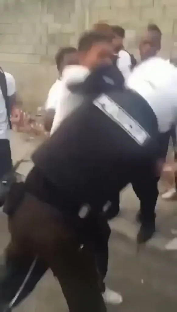 Video | Policías fueron golpeados con piedras por estudiantes