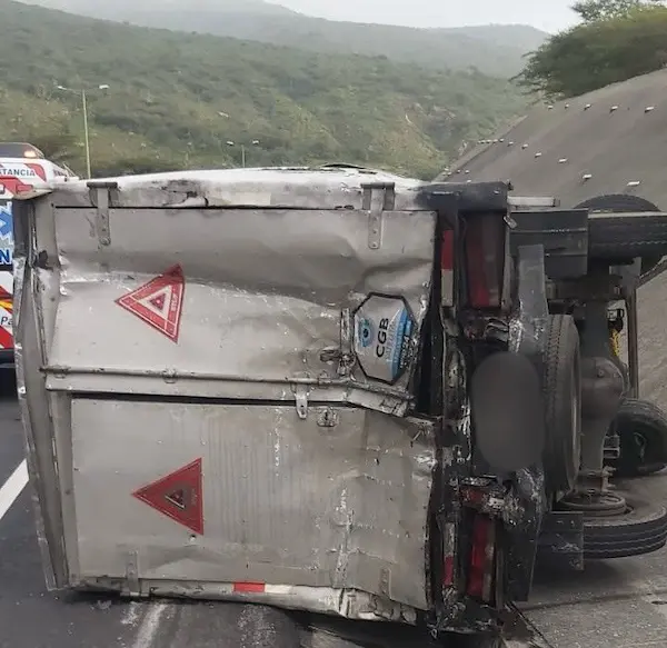 Tras el brutal choque, el camión quedó virado sobre la vía