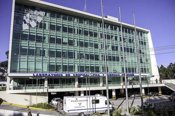 El cuerpo inerte fue trasladado hasta el Laboratorio de Criminalística y Ciencias Forenses