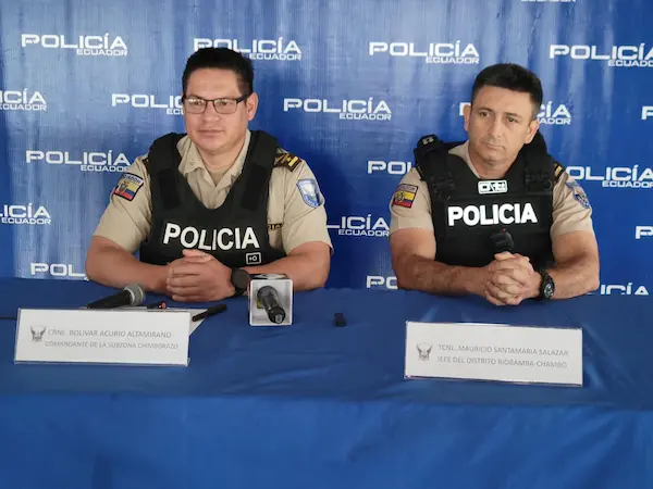 Crnl. Bolívar Acurio Altamirano, comandante de la Subzona Chimborazo N°6; y, Tcrnl. Mauricio Santamaría Salazar, jefe del Distrito Riobamba - Chambo, en la rueda de prensa