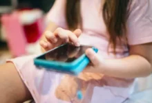 Ecuador debate prohibir redes sociales a menores de 15 años