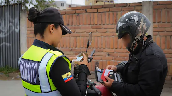 A la par de los controles, los agentes civiles de Tránsito formulan recomendaciones a los conductores