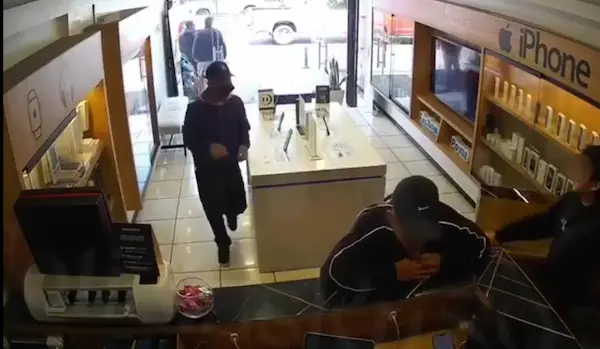 Tras el primero ingresar para “hacer la pantalla”, el segundo sujeto, luego de ponerse la mascarilla para no ser identificado, se acerca al mostrador para atacar