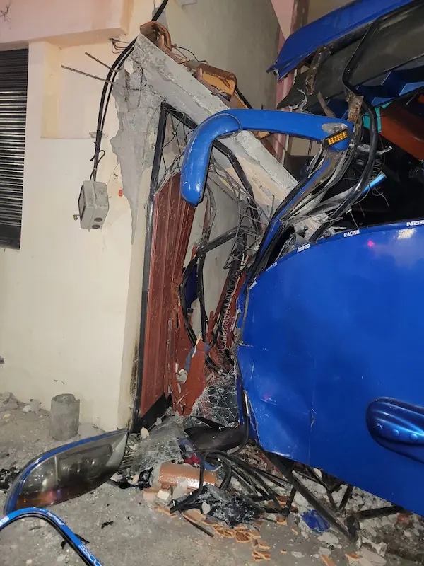 El impacto fue brutal contra la vivienda