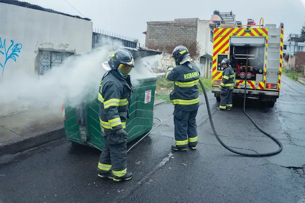 Incendio en contenedor de basura en el Mercado Oriental