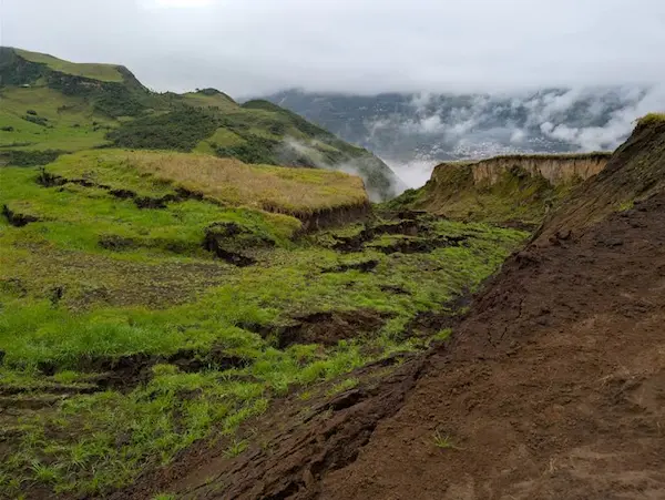 Movimiento de masa en Ayurco–Bakel genera preocupación en Alausí