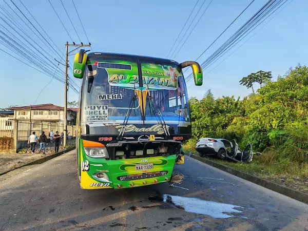 Bus con el que chocó el auto.