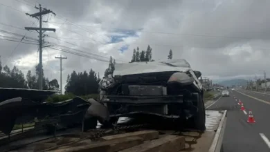 Accidente de tránsito en Guano dejó un vehículo destruído