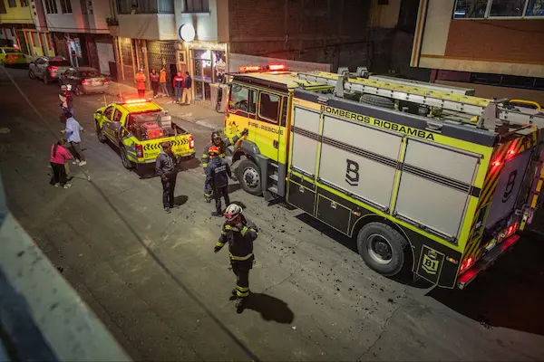 Los efectivos del Cuerpo de Bomberos de Riobamba llegaron de inmediato al lugar