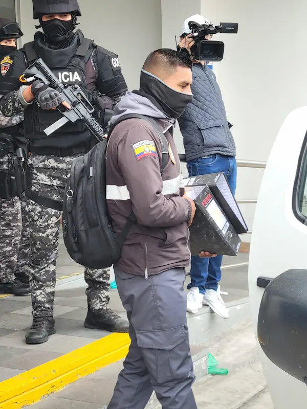 Allanamiento en oficinas de Bomberos Riobamba