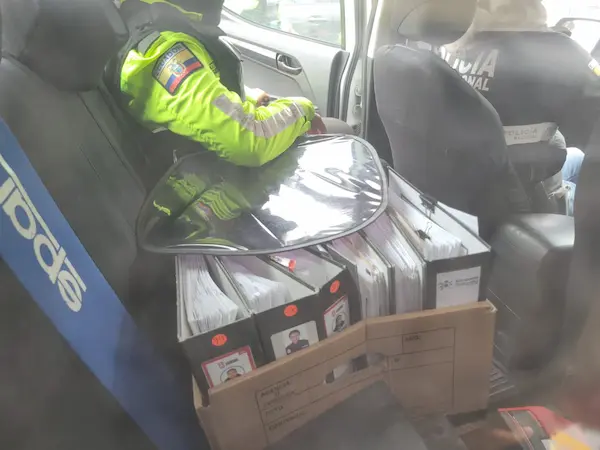 9 archivadores con documentos y material electrónico fue retirado para explotarlos