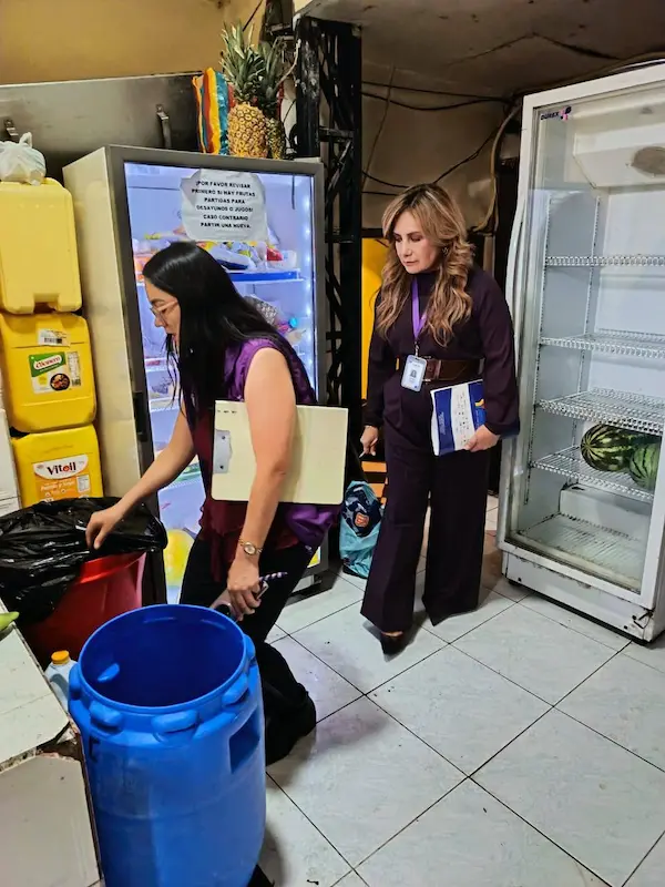 Jeanneth Maza, comisaria nacional, junto a una técnica, durante la inspección