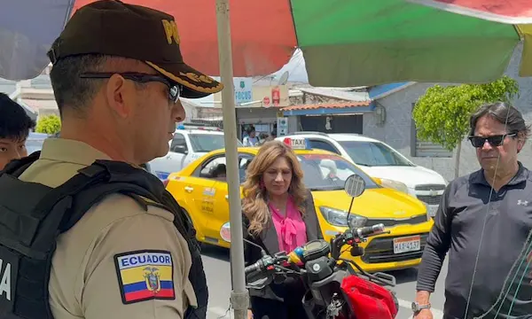 Tcrnl. Mauricio Santamaría Salazar, jefe del Distrito Riobamba; Jeanneth Maza, comisaria nacional; y, Marcelo Mancheno, intendente general