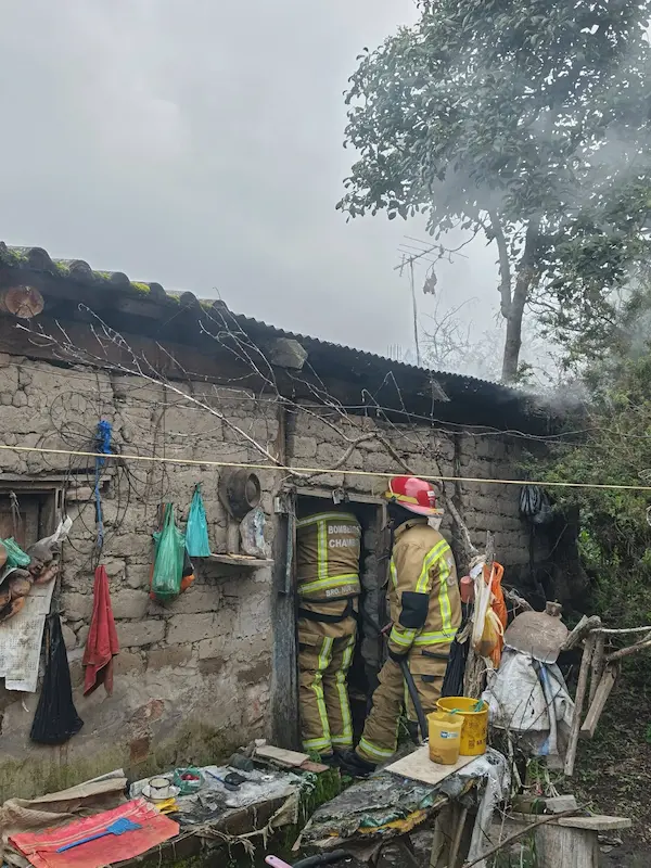 Con decisión, los efectivos ingresaron a la vivienda