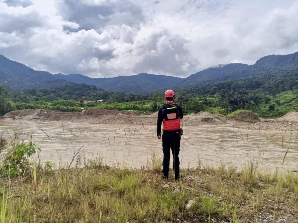 Bomberos buscan a hombre desaparecido en el río Zamora.