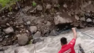 Bomberos de Chimborazo rescataron a perro de torrentoso río