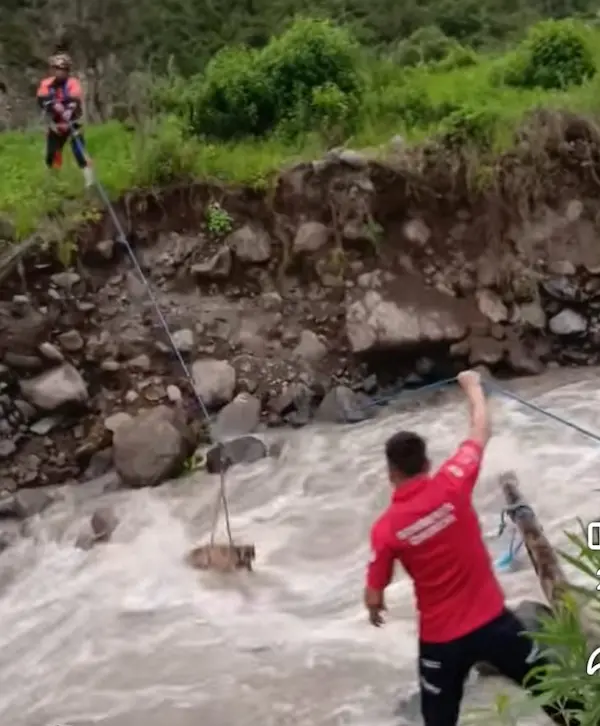 Bomberos de Chimborazo rescataron a perro de torrentoso río