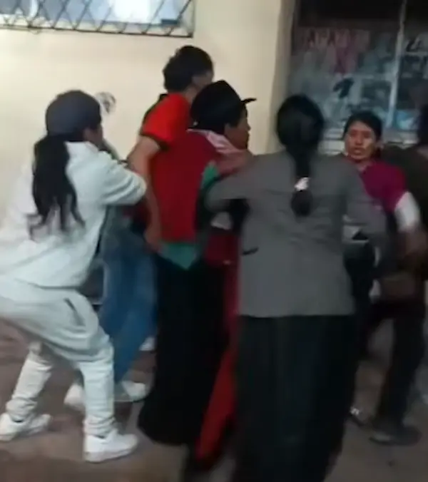 Video | Peleas en el entierro del Carnaval de Guamote